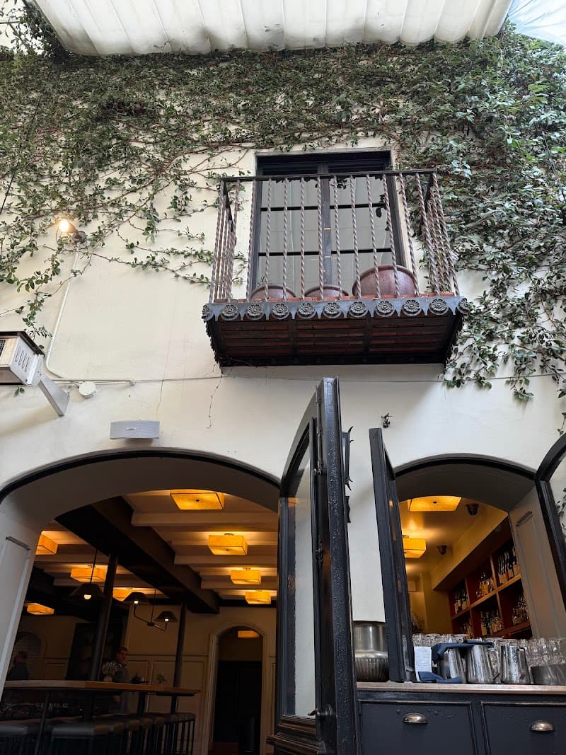 A.O.C. interior and dining atmosphere 4