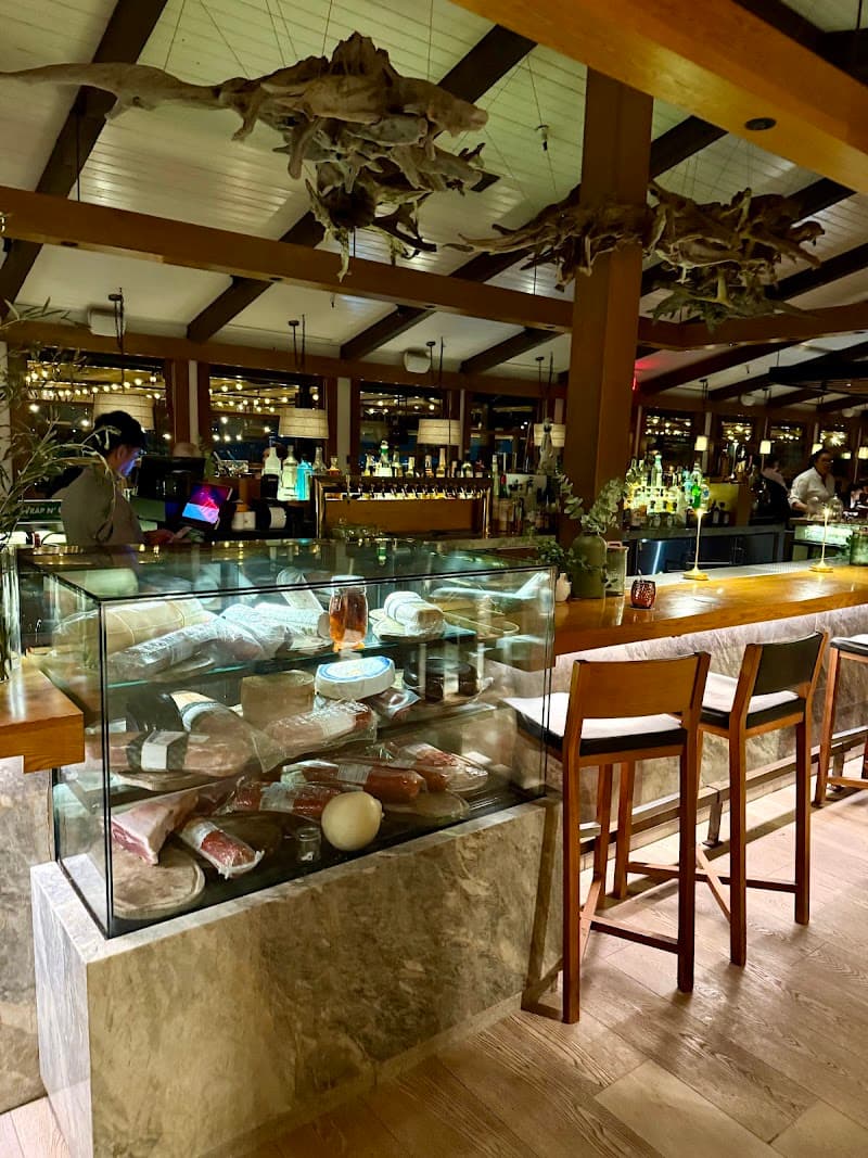 Castaway Burbank interior and dining atmosphere 2