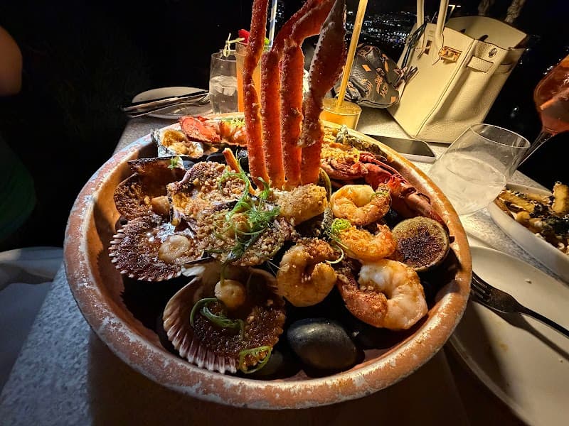 Castaway Burbank interior and dining atmosphere 4