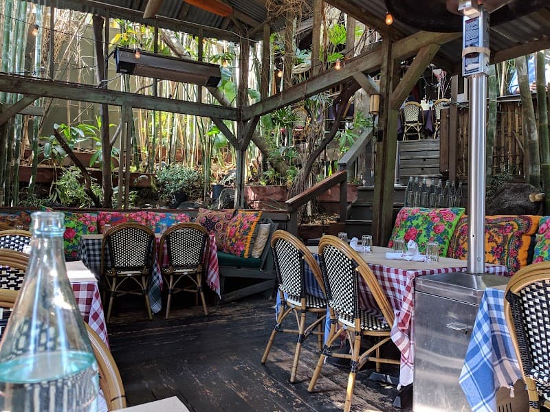 Cliff's Edge Silver Lake interior and dining atmosphere 3