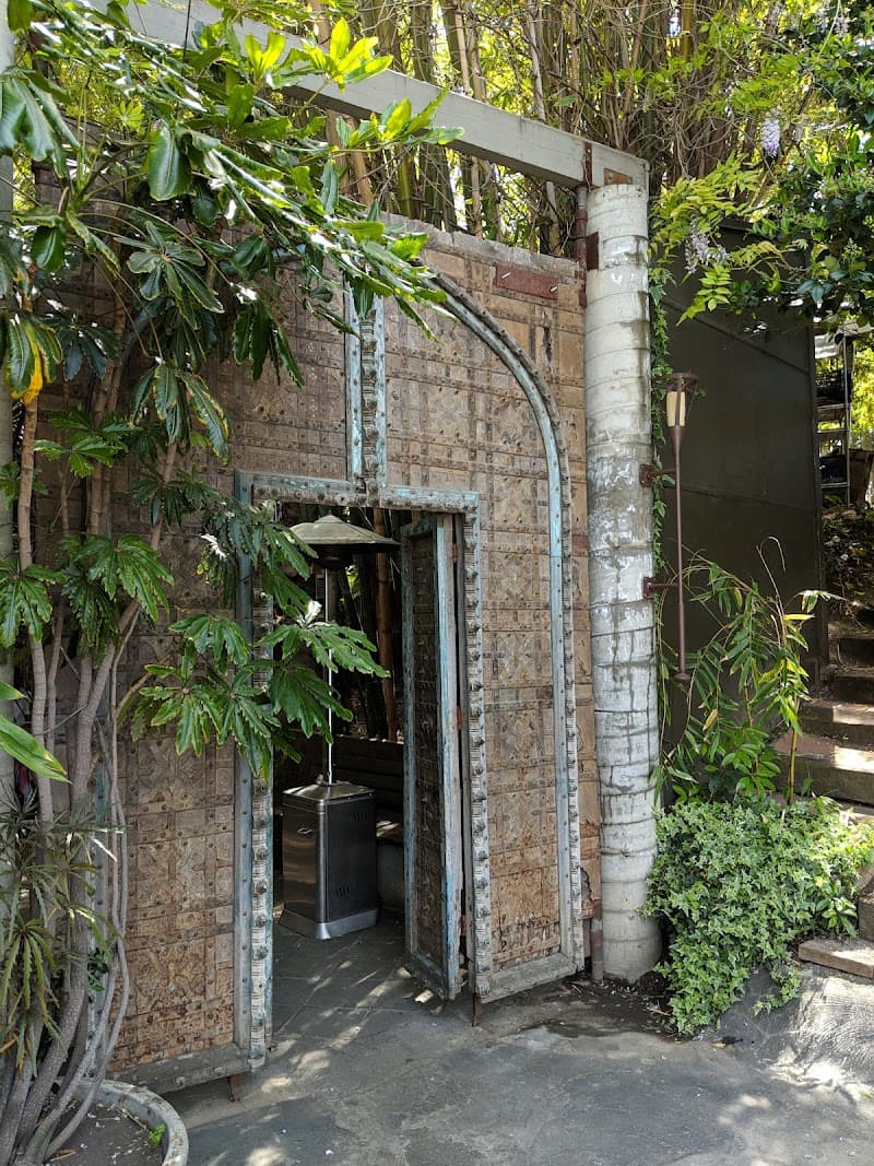 Cliff's Edge Silver Lake interior and dining atmosphere 4