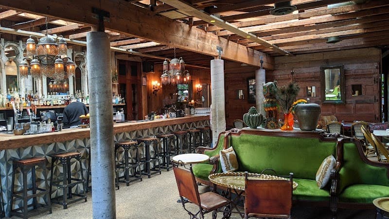 Cliff's Edge Silver Lake interior and dining atmosphere 5