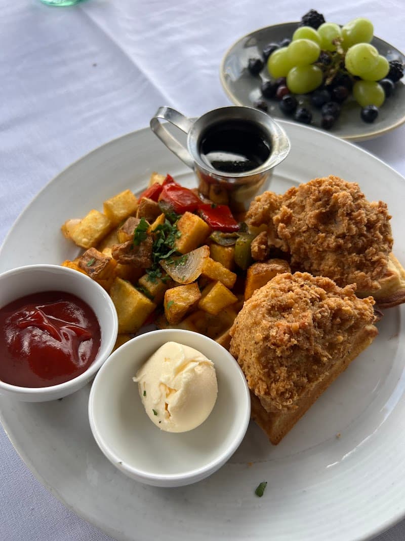 Crossroads Kitchen interior and dining atmosphere 3