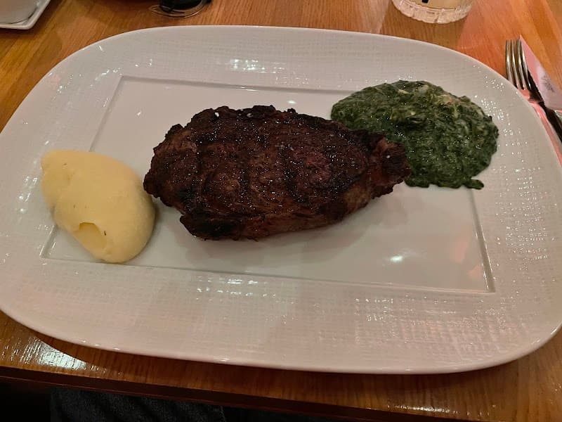 CUT by Wolfgang Puck interior and dining atmosphere 4