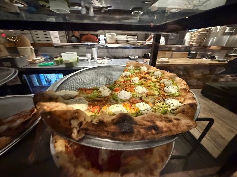 Gjelina To Go interior and dining atmosphere 3