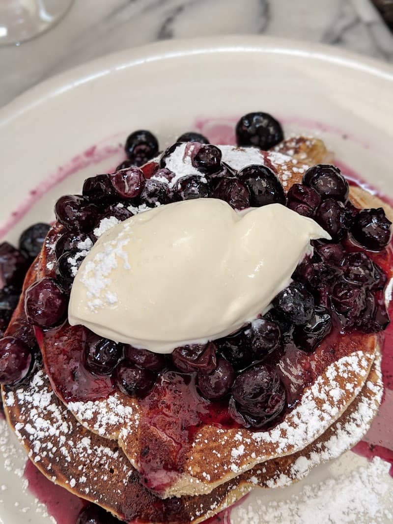 Gjelina To Go interior and dining atmosphere 4