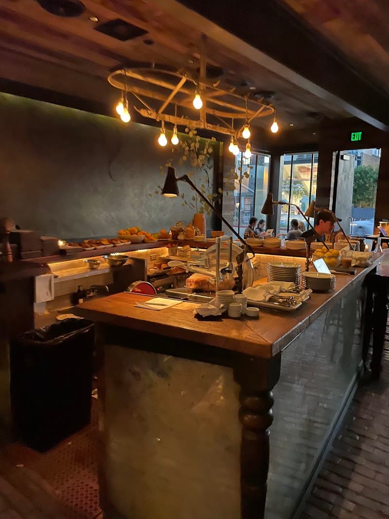 Gjelina To Go interior and dining atmosphere 5