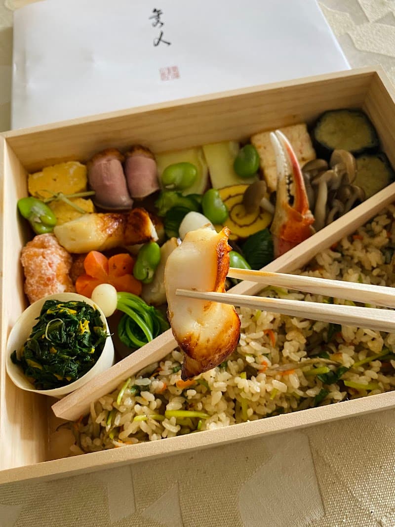 Hayato interior and dining atmosphere 4