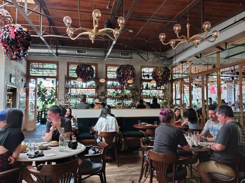 Manuela interior and dining atmosphere 4