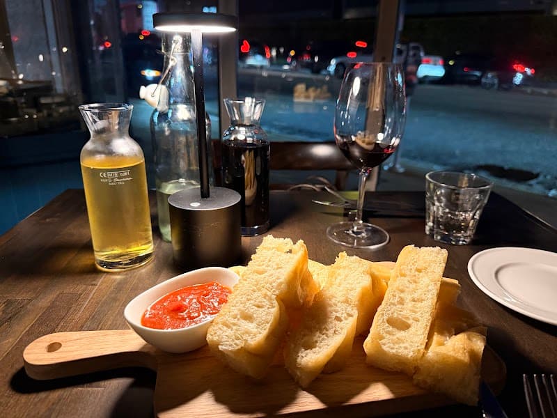 Osteria Mamma interior and dining atmosphere 3