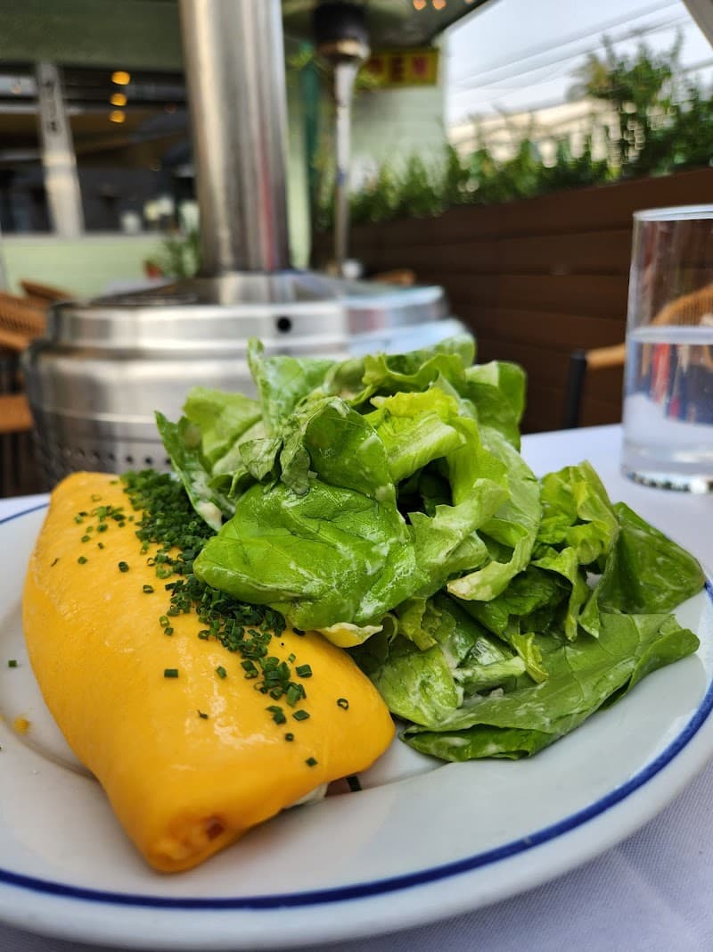 Petit Trois interior and dining atmosphere 3