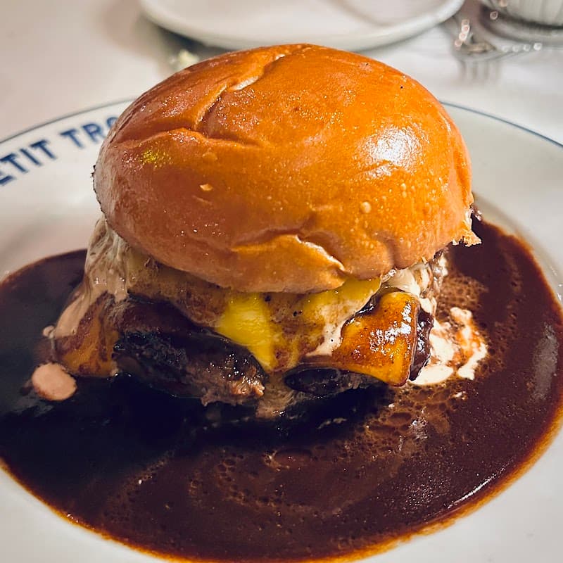 Petit Trois interior and dining atmosphere 4