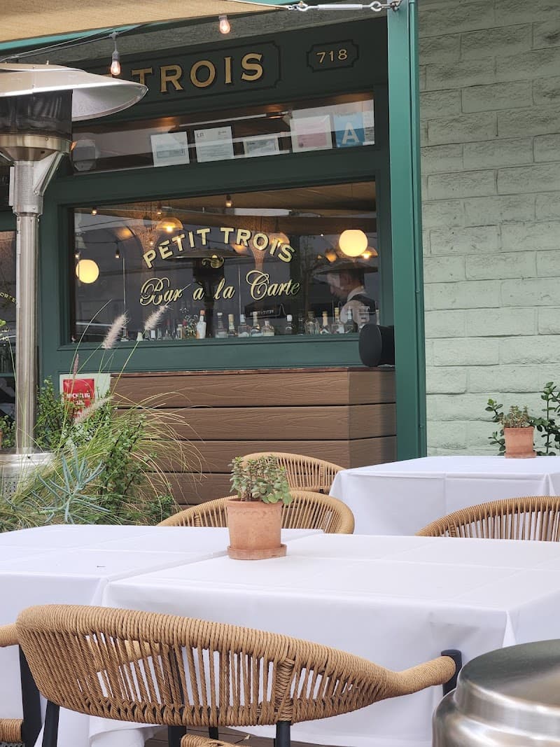 Petit Trois interior and dining atmosphere 5