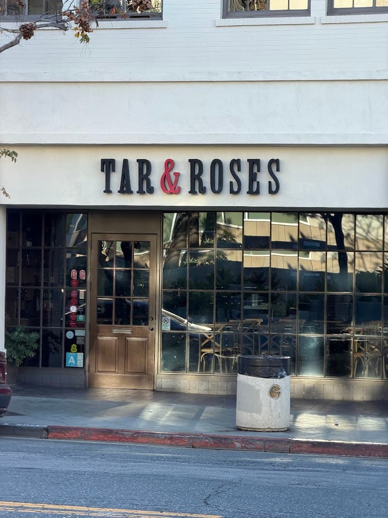 Tar & Roses interior and dining atmosphere 5