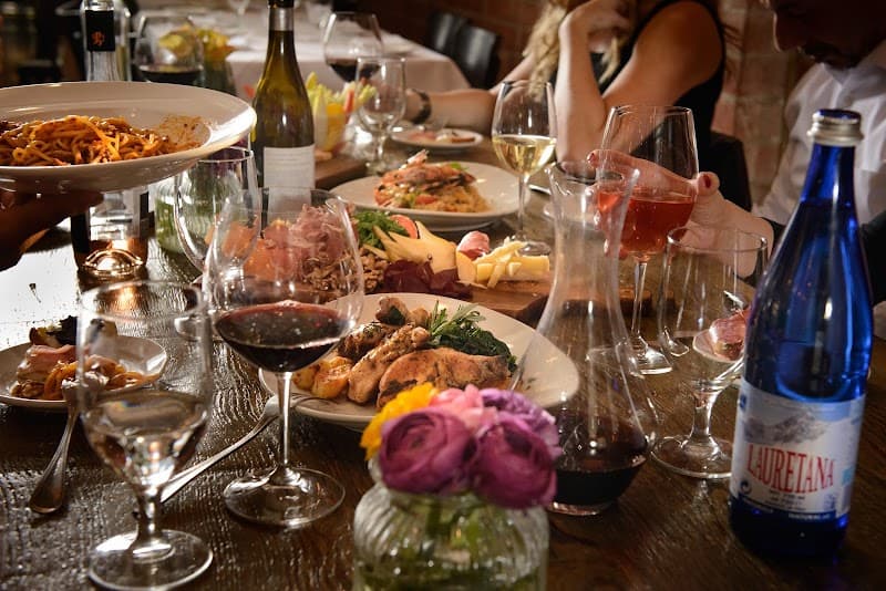 Toscana Brentwood interior and dining atmosphere 2