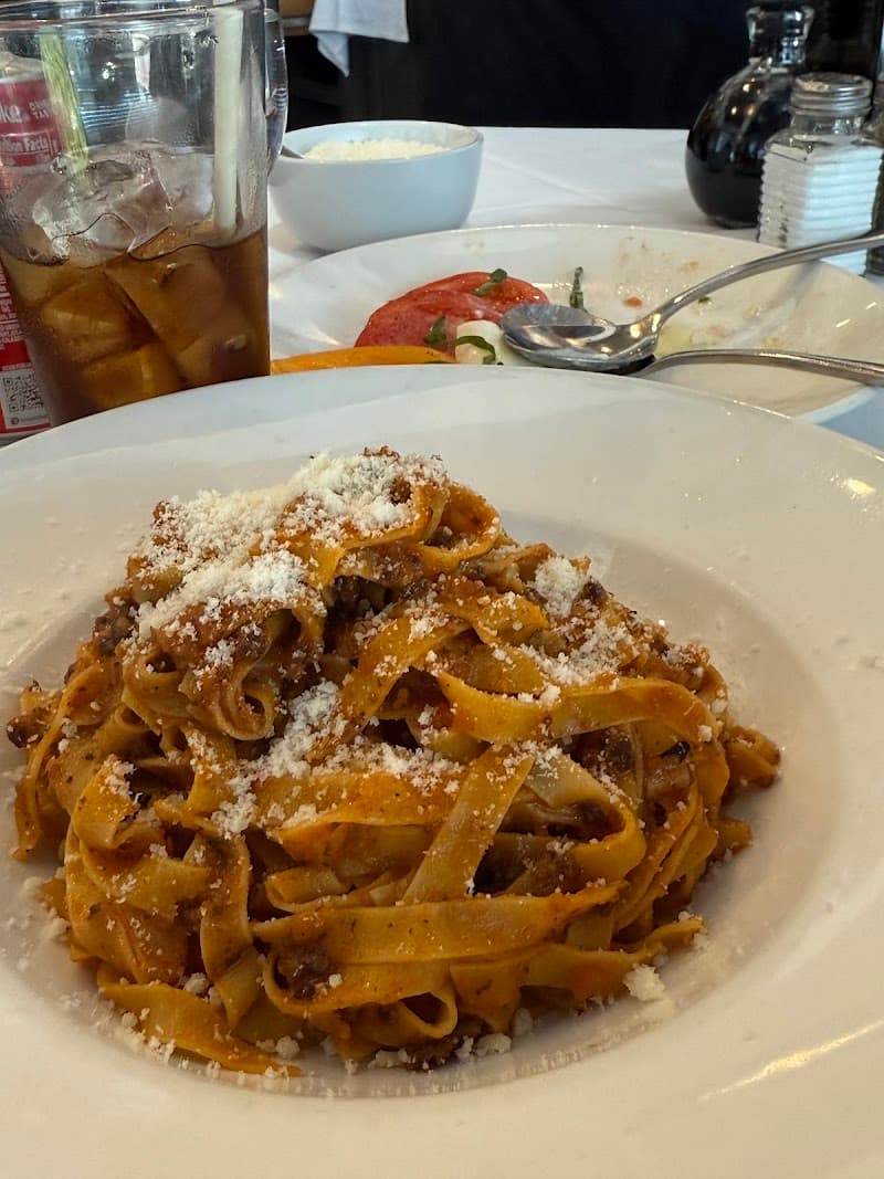 Toscana Brentwood interior and dining atmosphere 3