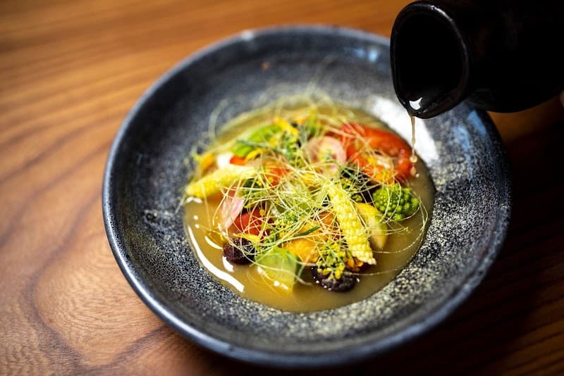 Trois Mec interior and dining atmosphere 2